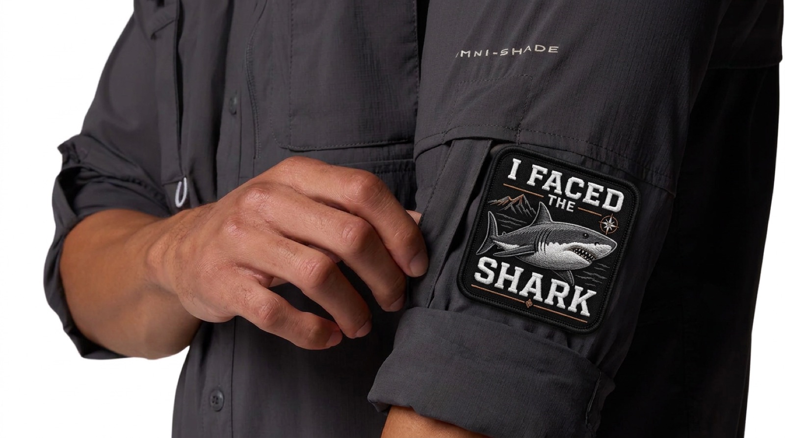 Parche I Faced the Shark cosido en manga de camisa